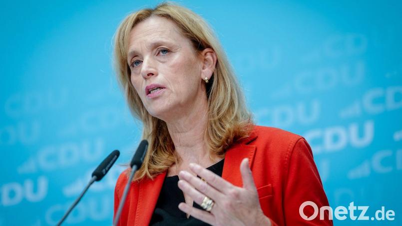 Bildungsministerin Prien berichtet von Überlegungen unter Juden, ob sie sich vorsorglich ein Finanzpolster im Ausland anlegen sollen. Bild: Kay Nietfeld/dpa