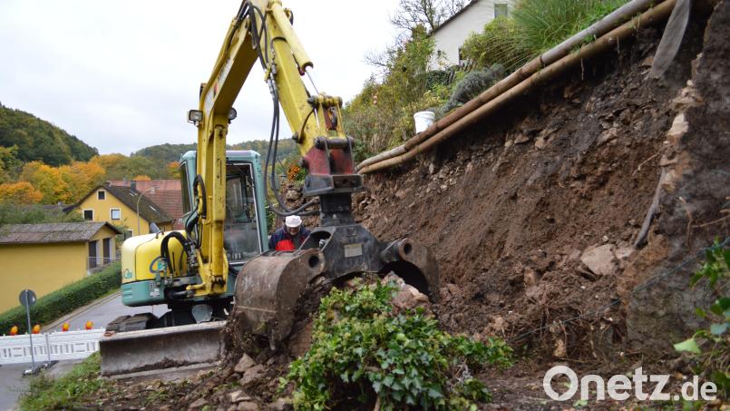 Hinter dem Gasthof zum Bayerischen Johann ist der Hang abgerutscht und die Stützmauer eingestürzt. Bild: glb