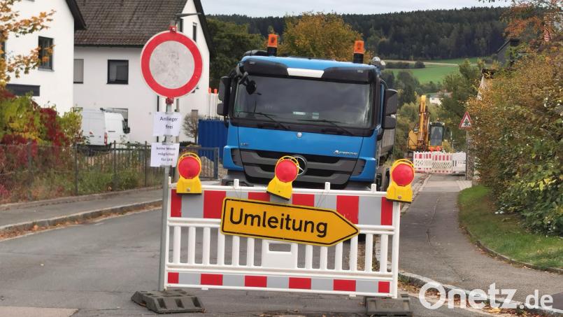 Straßensperrungen, wie hier bei der Einmündung Muracher Straße/Watzlikstraße, prägen aktuell das Straßenbild von Oberviechtach und einigen Ortsteilen. Bild: Portner