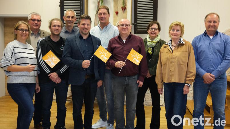 Die &quot;Überparteiliche Wählergemeinschaft&quot; Schwarzenfeld wählte eine neue Vorstandschaft und bestätigte ihren Vorsitzenden Bernd Stangl (Vierter von rechts) im Amt. Gleichzeitig nominierten die Mitglieder Peter Neumeier (Fünfter von links) zum Bürgermeisterkandidaten. Bild: Hirsch