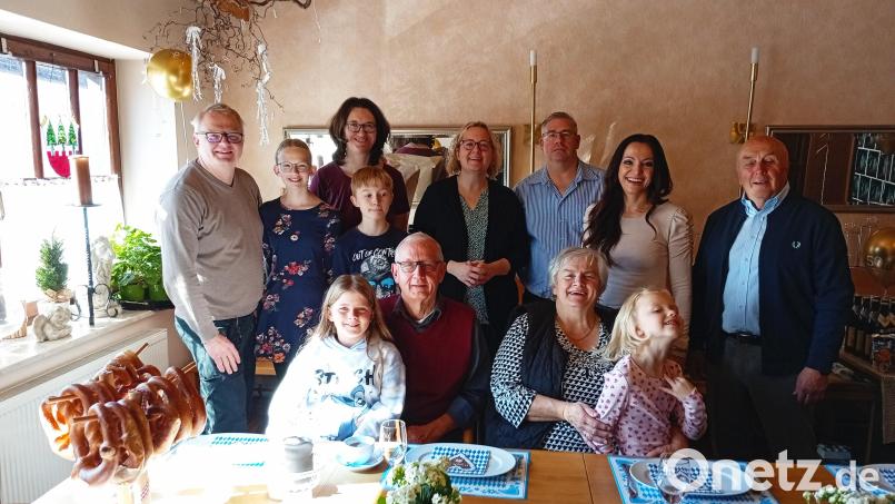 Angela und Rudolf Burger feiern Goldene Hochzeit im Kreis der Familie. Mit dabei Bürgermeisterin Margit Bayer und der Seniorenbeauftragte Gerhard Weber. Bild: Oswald Zintl