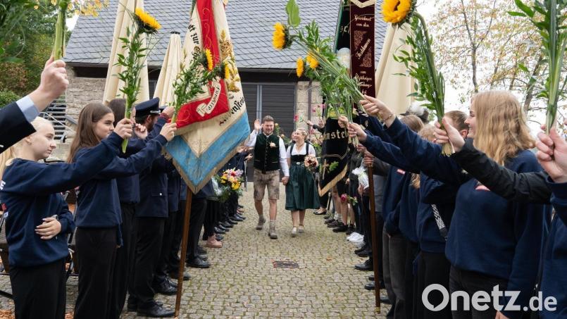 Ein großes Ehrenspalier erwartete Saskia Meiler und Maximilian Schuller nach der Trauung. Bild: Tanja Hofmann