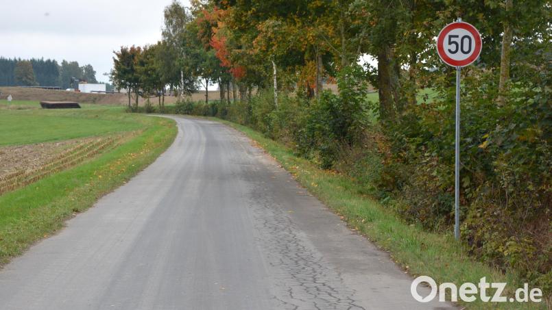Die Verbindung zwischen Leichau und Schönthan wird aufgrund ihrer gestiegenen Bedeutung für den Verkehr zur Gemeindeverbindungsstraße aufgewertet. Der Streckenabschnitt soll zudem neu asphaltiert werden. Bild: jr