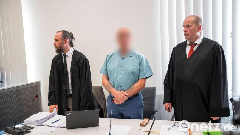 Der Angeklagte aus dem Landkreis Forchheim (hier neben seinen Anwälten) hat während des gesamten Prozesses geschwiegen. In seinem letzten Wort dankte er lediglich seinen beiden Verteidigern. (Archivbild) Bild: Daniel Vogl/dpa