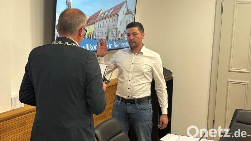 Bürgermeister Roman Schäffler vereidigte seinen Sohn Marco als neuen CSU-Stadtrat. Bild: stg