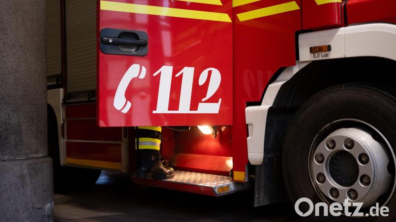 Nach dem Einsatz mussten mehrere Feuerwehrleute behandelt werden. Bild: Niklas Treppner/dpa