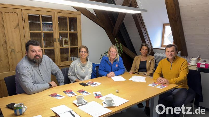 Sie versprechen sich Impulse und Lösungen für die Zukunft der Seniorenbetreuung: Erster Bürgermeister Stefan Frank, Birgit Renner, Brigitte Riederer, Birgit Singer-Grimm und Günter Koller (von links). Bild: ge