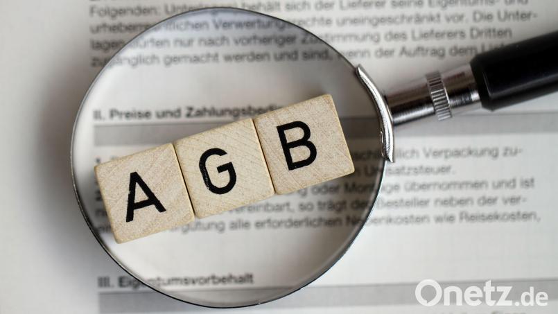 Allgemeine Geschäftsbedingungen (AGB) bedeuten oft Lästigkeit und Ärgernis: seitenlange Texte in kleinen Druckbuchstaben, die man aus Zeitgründen kaum liest und aufgrund ihrer Verklausulierung oft auch nicht versteht. Symbolbild: blende11.photo – stock.adobe.com