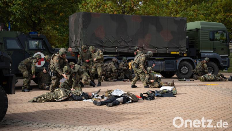 Die Situation ist unübersichtlich. Verletzte liegen am Boden. Wer benötigt dringend Erste Hilfe? Wer setzt dem flüchtigen Mann hinterher, der einen Terroranschlag auf den Militärkonvoi verübt hat? In Sulzbach-Rosenberg trainierten Polizei und Bundeswehr bei der Übung RoadTEX den Ernstfall. Bild: Noah Wegmüller-Kocher