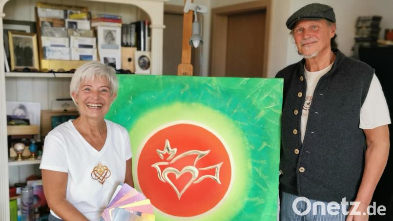 Strahlkraft von Farbe und Lebensenergie: Künstler Michael Bauer-Kempff und Martina Haller mit dem Bild &quot;Glück und Leichtigkeit&quot; im Künstlerhaus in Pullenried bei Oberviechtach. Bild: Portner