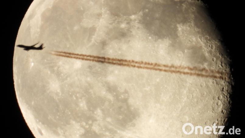 Pilot im Mond: Diese ungewöhnliche Aufnahme gelang Jürgen Dolles Donnerstagnacht. Bild: Jürgen Dolles