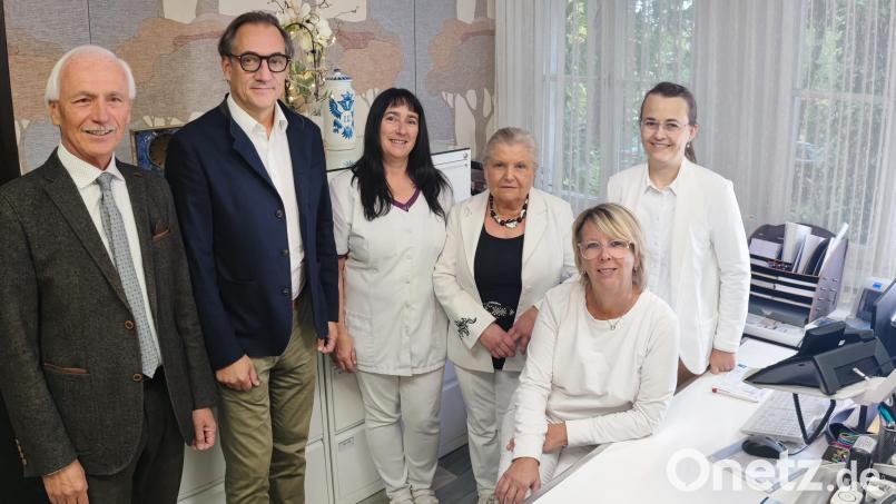 Andreas Ebenburger (Zweiter von links) hat die Praxis des verstorbenen Dr. Karl W. Lang übernommen. Natalie Gorte (rechts) wird aber vorerst alleine die Patienten betreuen. Über die gelungene Übernahme freuen sich auch Birgit Pusch, Monika Gauder-Lang und Kerstin Burkhart vom Praxisteam sowie Neusorgs Bürgermeister Peter König. Bild: luk