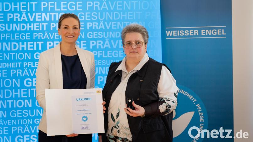 Bayerns Gesundheitsministerin Judith Gerlach (li) hat Carmen Roose aus Mitterteich die Auszeichnung &quot;Weißer Engel&quot; verliehen. Bild: Gesundheitsministerium