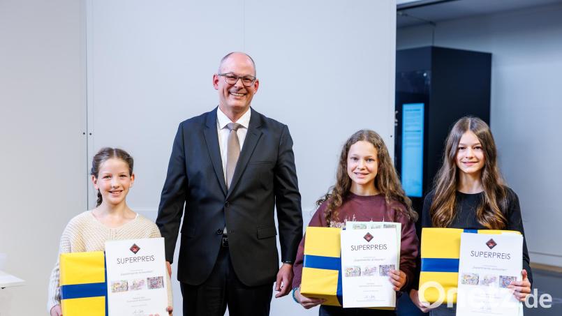 Sie stehen im Auditorium im Deutschen Museums. Theresa Fehn vom Gymnasium Eschenbach (von links), Sophie Hefner vom Gymnasium Eschenbach und Lia Kraus vom Gymnasium Eschenbach haben den „Superpreis des Landeswettbewerbs - Experimente antworten“ gewonnen. Bild: Matthias Balk/Bayerisches Staatsministerium für Unterricht und Kultus