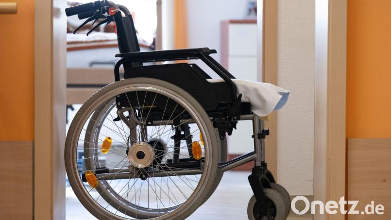 Wer alt wird, wird häufiger krank. Eine alternde Bevölkerung bedeutet für die Krankenkassen stark steigende Ausgaben. (Symbolbild) Bild: Sebastian Kahnert/dpa