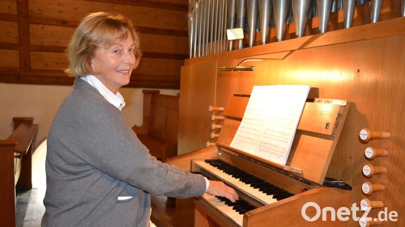 Die 85-jährige Alma Pfletscher spielt seit 70 Jahren die Kirchenorgel in der evangelischen Friedenskirche in Groschlattengrün. Das Jubiläum wird am Sonntag mit einer festlichen musikalischen Abendandacht ab 17 Uhr gefeiert. Dazu hat sich auch der Kammerchor Marktredwitz angekündigt. Bild: jr