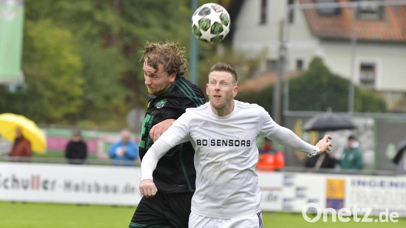 Die Überflieger der DJK Ammerthal um Vinzenz Stemp (links) fertigten in der Vorwoche den FC Vorwärts Röslau ab. Bild: Hubert Ziegler