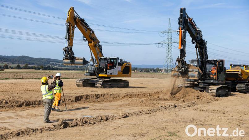 Wie hier in Niedersachsen können die Arbeiten für die Stromtrasse Suedlink nun auch zwischen Thüringen und Bayern umgesetzt werden. (Archivbild) Bild: Michael Matthey/dpa