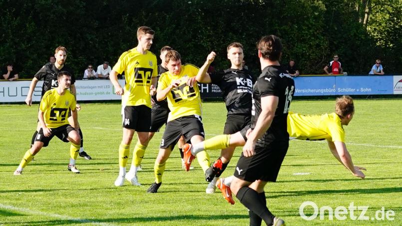 Zusammen mit dem FC Raindorf sind der FC Amberg (schwarze Trikots) und der SV Hahnbach (gelbe Trikots) derzeit das Maß aller Dinge in der Bezirksliga Nord. Am Wochenende steht der letzte Spieltag der Hinrunde an. Archivbild: ref