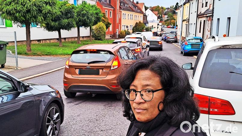 In Stoßzeiten stauen sich in Marktredwitz die Fahrzeuge in der Kreuzstraße von der Ampel an der Jean-Paul-Straße bis hoch zur Meußelsdorfer Straße, weiß Anwohnerin Myonnie Bada-Albrecht. Fotos: Brigitte Gschwendtner