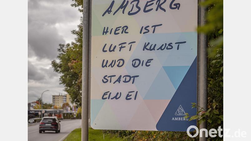 Mit handgeschriebenen Botschaften begrüßt die Stadt Amberg alle Vorbeifahrenden. Bild: Michael Golinski