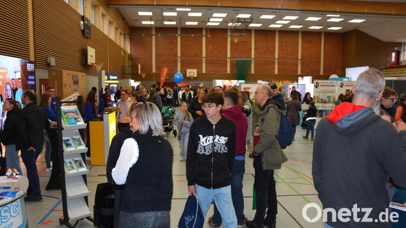 Tausende von Besuchern kamen 2024 zur Kemnather Ausbildungsmesse. Vergangenes Jahr fand die Veranstaltung noch in der Mehrzweckhalle statt, heuer in den Räumlichkeiten der neuen Realschule. Archivbild: jr