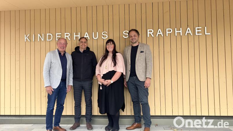 Bürgermeister Roland Strehl, (von links), der Leiter der Bauverwaltung, Alexander Greiner, die Leiterin der Kindertageseinrichtung, Nadine Rall, und der Vorsitzende des Caritasverbands Amberg-Sulzbach, Michael Trummer, freuen sich auf die Eröffnung des neuen Kinderhauses. Bild: Caritasverband