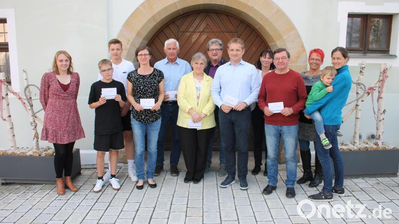 Bürgermeister Bernhard Stangl (Siebenter von links), die Fraktionsvertreterinnen Susanne Wolfrum (CSU), Barbara Krauthahn (FWB) und Sabine Eichermüller (SPD) (Erste, Zweite und Vierte von rechts) und Stadtmarketingreferentin Franziska Nugent (links) überreichten die als Preise ausgelobten Einkaufsgutscheine an die Einreicher der beliebtesten Bürgerhaushalts-Projektvorschläge. Bild: Bernhard Piegsa