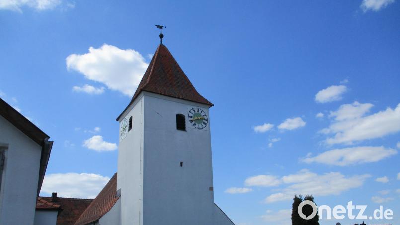 In die Kirchturmuhr von Gösselsdorf wurde bereits vor sieben Jahren ein elektronisches Uhrwerk eingebaut. Jetzt ist auch die Übernahme der Kosten geklärt. Bild: bnr