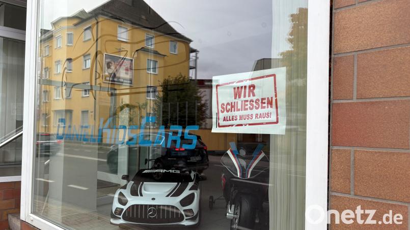 In dem Laden &quot;DanielKidsCars&quot; hängt ein Zettel mit der Aufschrift &quot;Wir schließen. Alles muss raus!&quot;. Bild: Jona Lang
