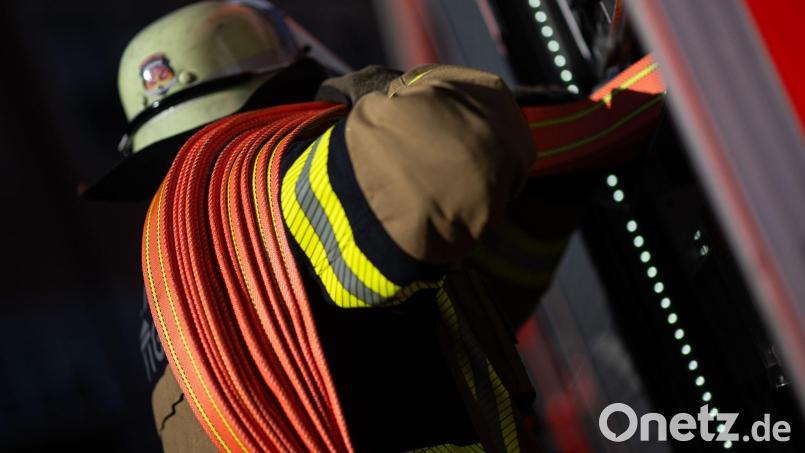 Feuerwehrleute löschen den Brand in einer Schreinerei. (Symbolbild) Bild: Marijan Murat/dpa