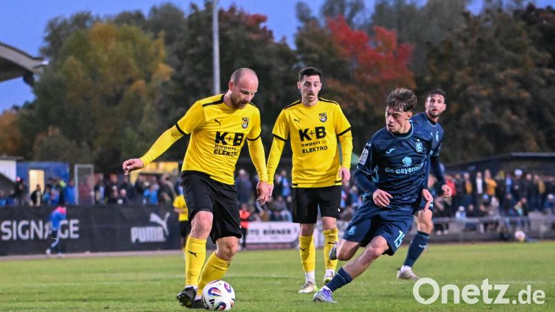 Friedrich Lieder (links/Szene aus dem Spiel gegen 1860) und der FC Amberg sind Herbstmeister in der Fußball-Bezirksliga Nord. Bild: Loeffler, Jonas