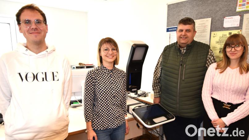Neue Gesichter im Rathaus (von links): Markus Gebhard (neu), Leiterin der Verwaltungsgemeinschaft Isabel Köstler, der Vorsitzende der Gemeinschaftsversammlung Bürgermeister Dieter Dehling und Laura Rösl-Lieske (neu); auf dem Bild ist auch das neu angeschaffte Gerät zu sehen, mit dem zukünftig biometrische Passbilder für den Personalausweis erstellt werden. Bild: no