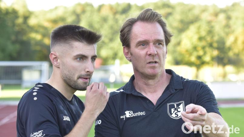 Schwarzenfelds Trainer Alexander Hadasch (rechts) ist mit dem Vorrundenverlauf des Aufsteigers voll zufrieden. Links Spieler Simon Lorenz. Bild: mhs