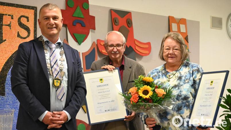Aus den Händen des Bürgermeisters Dietmar Schaller nahmen Karl und Rosa Prell die Bürgermedaille in Silber entgegen. Bild: kki