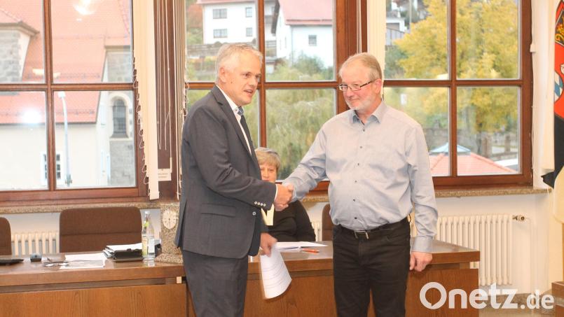 &quot;Herzlich willkommen im Gemeinderat!&quot; Nach der Vereidigung begrüßt Bürgermeister Thomas Meiler (links) den neuen Ratsherrn Karlheinz Grundler. Bild: pi