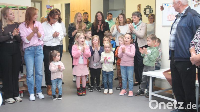 &quot;Gottes Liebe ist so wunderbar groß&quot;, singen die Kinder bei der Begrüßung. Bild: pi