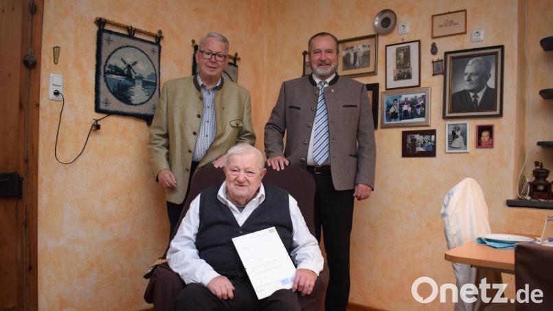 Gut aufgelegt und voll Lebensfreude feierte Albert Hösl aus Perschen seinen 90. Geburtstag. Zu den vielen Gratulanten gehörten Bürgermeister Frank Zeitler (rechts) und Karl Beer, Vorsitzender des Bürgervereins Nabburg (links). Bild: bnr