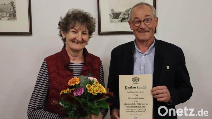 FWG-Markträtin Marga Kraus ist aus privaten Gründen vorzeitig aus ihrem Amt ausgeschieden. Bürgermeister Erwin Geitner verabschiedete sie mit einer Dankurkunde. Bild: mrr