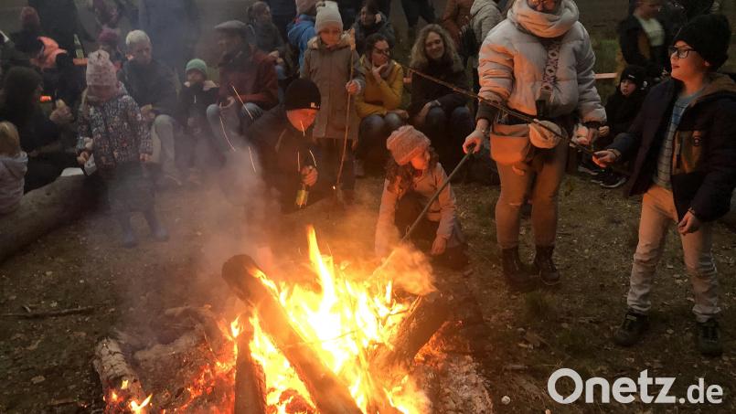 Das Lagerfeuer war bereits vor der Geisterstunde in Muckenthal und nach der Rückkehr aus dem Wald ein Magnet der Kinder und Erwachsenen. Bild: wro