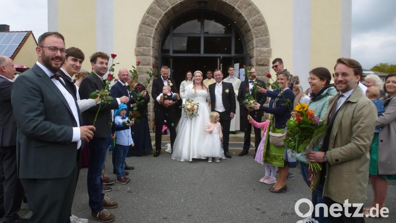 Glückstrahlend schreiten Benedikt und Kristin Bräutigam mit Tochter Isabell und Sohn Alexander durch das Ehrenspalier von Repräsentanten der Unionsfamilie. Bild: bk
