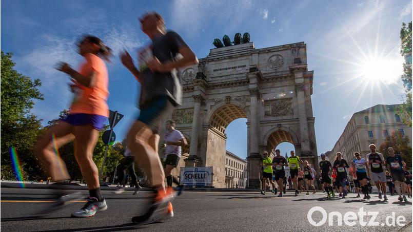 An diesem Sonntag ist es wieder so weit: Tausende werden zum Marathon-Lauf durch München erwartet. (Archivbild) Bild: Lino Mirgeler/dpa