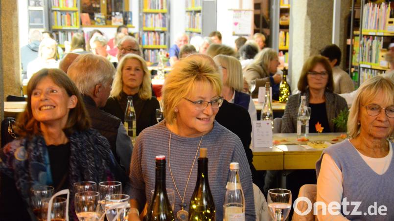 Wein und nette Gespräche an den Tischen. Bild: Kunz