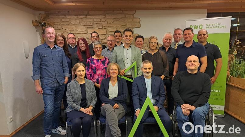 Die 20 Kandidatinnen und Kandidaten der Parteilosen Wählergemeinschaft Oberviechtach. Nicht im Bild ist Maria Heinrich. Bild: wel