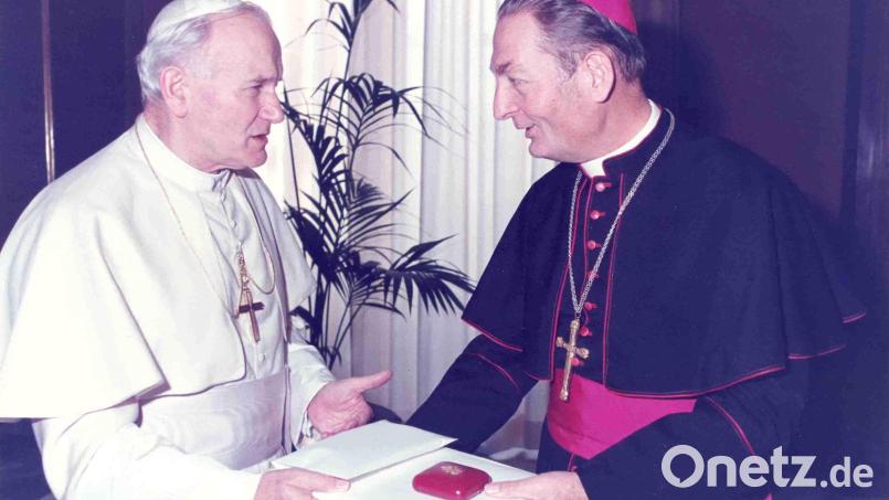 Bischof Antonio Eduardo Bösl (rechts) bei einem seiner zahlreichen Besuche bei Papst Johannes Paul II. in Rom. Bild: Archiv Bischof Bösl