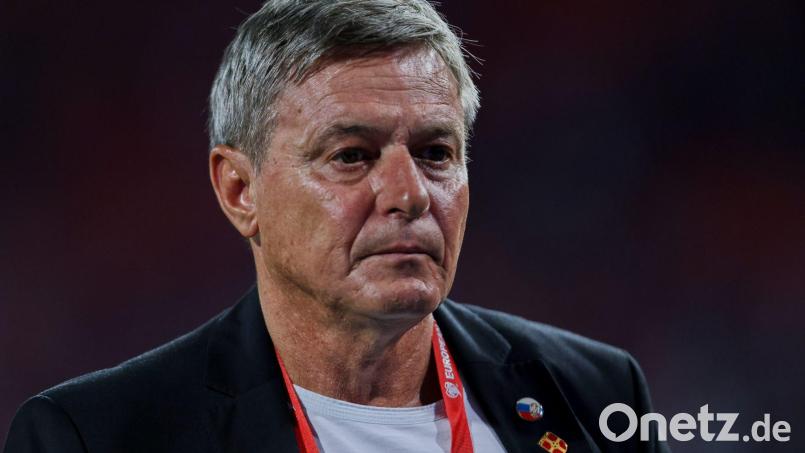 Dragan Stojkovic tritt als Serbiens Nationaltrainer zurück. Bild: Marko Drobnjakovic/AP/dpa