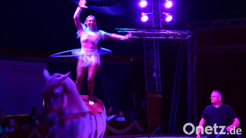 Diese Reiterin beweist, dass Hula Hoop auf dem Rücken eines Pferdes möglich ist. Bild: Kunz