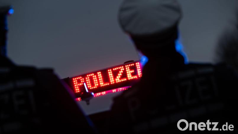Beamte nahmen einen Fan fest. (Symbolbild) Bild: Marijan Murat/dpa