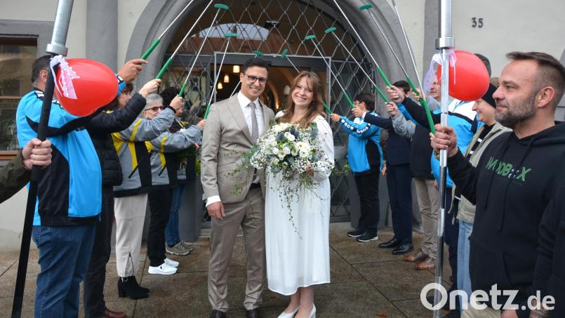 Strahlend durchschreiten Milena Röckl und Jürgen Lang nach der standesamtlichen Trauung im Tirschenreuther Rathaus das Ehrenspalier, die ihnen die besten Glückwünsche zum Start überreichten. Im November werden die beiden Eltern, die Feier gab es deswegen nur im kleinen Kreis. Bild: jr