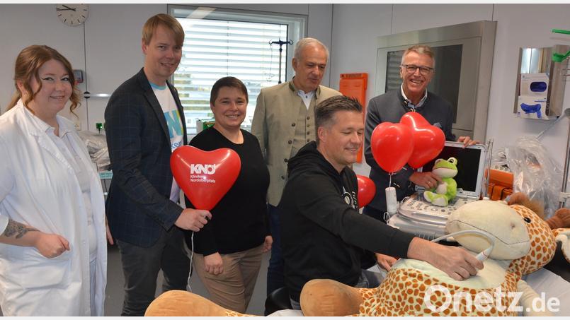 Ultraschalluntersuchung am Teddy mit Professor Christian von Rüden (vorne), genauestens beobachtet von Bürgermeister Franz Stahl und Landrat Roland Grillmeier (von rechts). Bild: jr